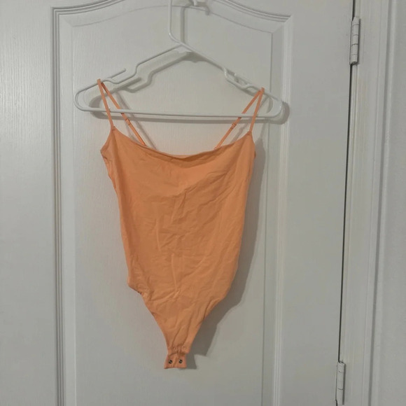 SKIMS Fits Everyone Cami Bodysuit in Faded Nectar M - Picture 6 of 7